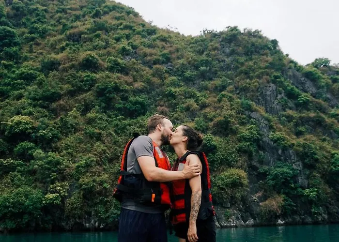 Mon Cheri Cruises  Hạ Long